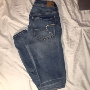 Medium Wash Distressed American Eagle Jegging